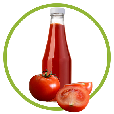 Garrafa de sumo de tomate e tomates frescos