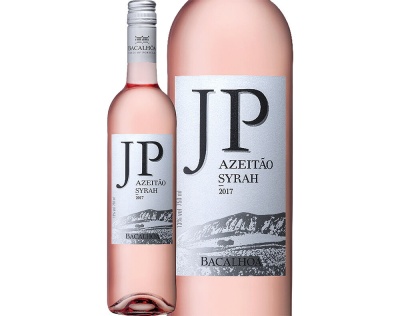 Garrafa de vinho rosé JP Azeitão Syrah 2017 com rótulo branco e texto preto