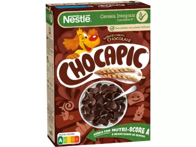 Embalagem de cereais Nestlé Chocapic sabor chocolate com cão animado e imagem de flocos de cereal