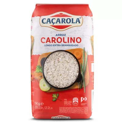Pacote de arroz Carolino da marca Caçarola com imagem de arroz e legumes