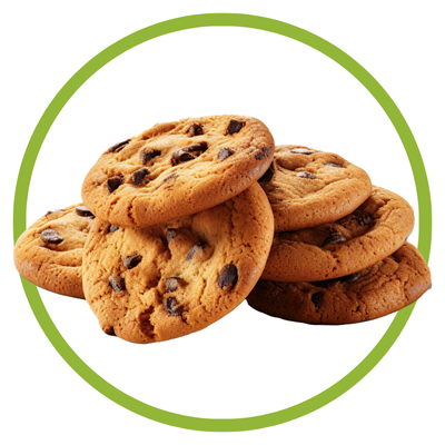 Cinco bolachas com pepitas de chocolate dispostas em círculo verde