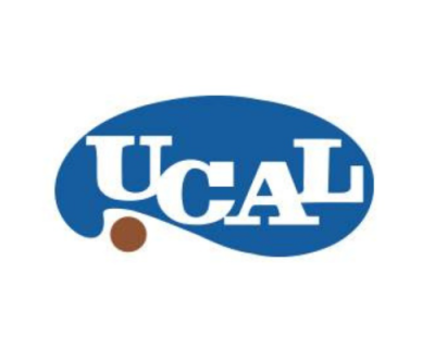 Logótipo branco UCAL sobre fundo oval azul com ponto castanho