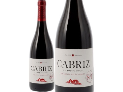 Garrafa de vinho tinto Cabriz com rótulo branco e texto em preto e vermelho.