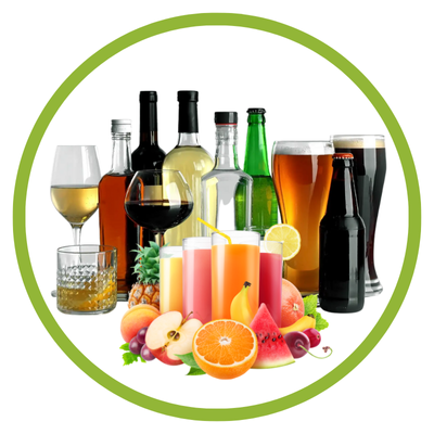 Várias bebidas alcoólicas e sumos de frutas com frutas frescas à frente