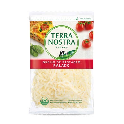 Pacote de queijo ralado Terra Nostra Açores com fatia de quiche e tomate cherry