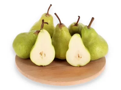 Peras verdes inteiras e cortadas sobre base de madeira