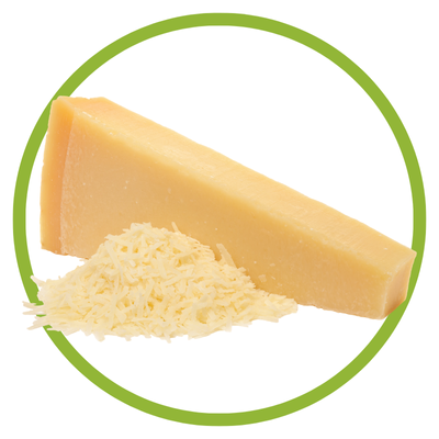 Queijo amarelo sólido triangular com queijo ralado