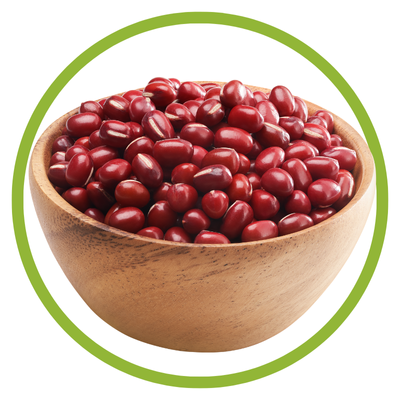 Tigela de madeira com feijão vermelho brilhante