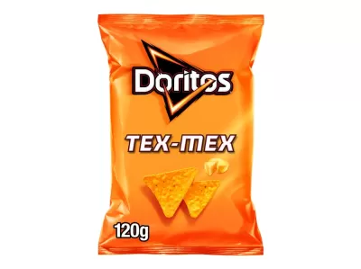 Pacote laranja de Doritos TEX-MEX com snacks triangulares amarelos