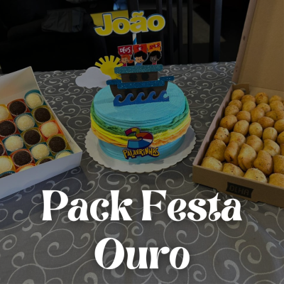Bolo decorado azul com nome João e doces em caixas ao redor