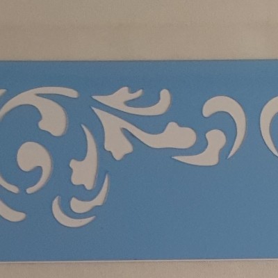 Stencil decorativo azul claro com padrão branco e selo preto na embalagem