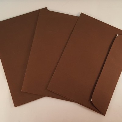 Envelopes C6 coloridos cor castanho escuro