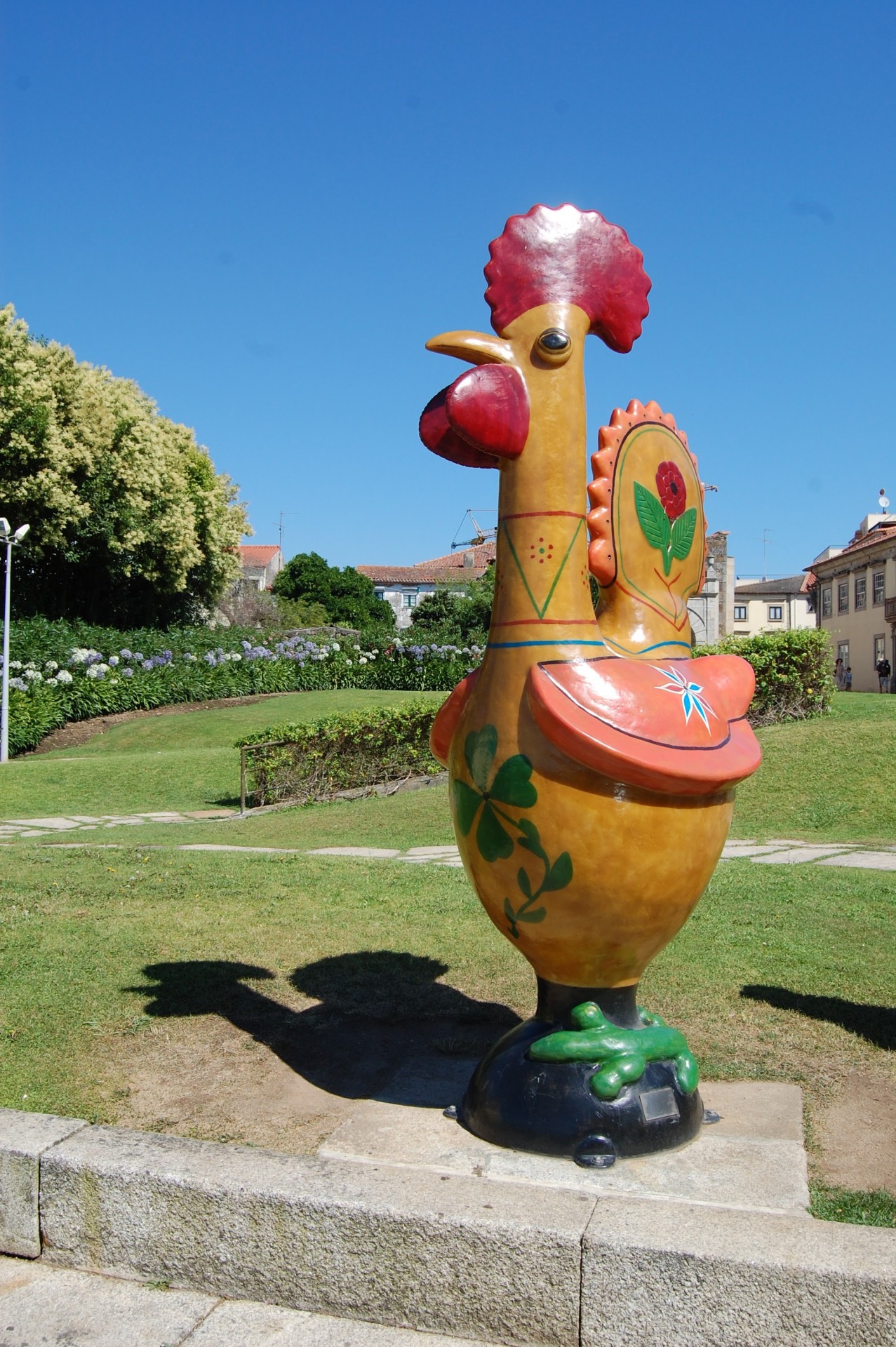 Escultura colorida de um galo em espaço exterior