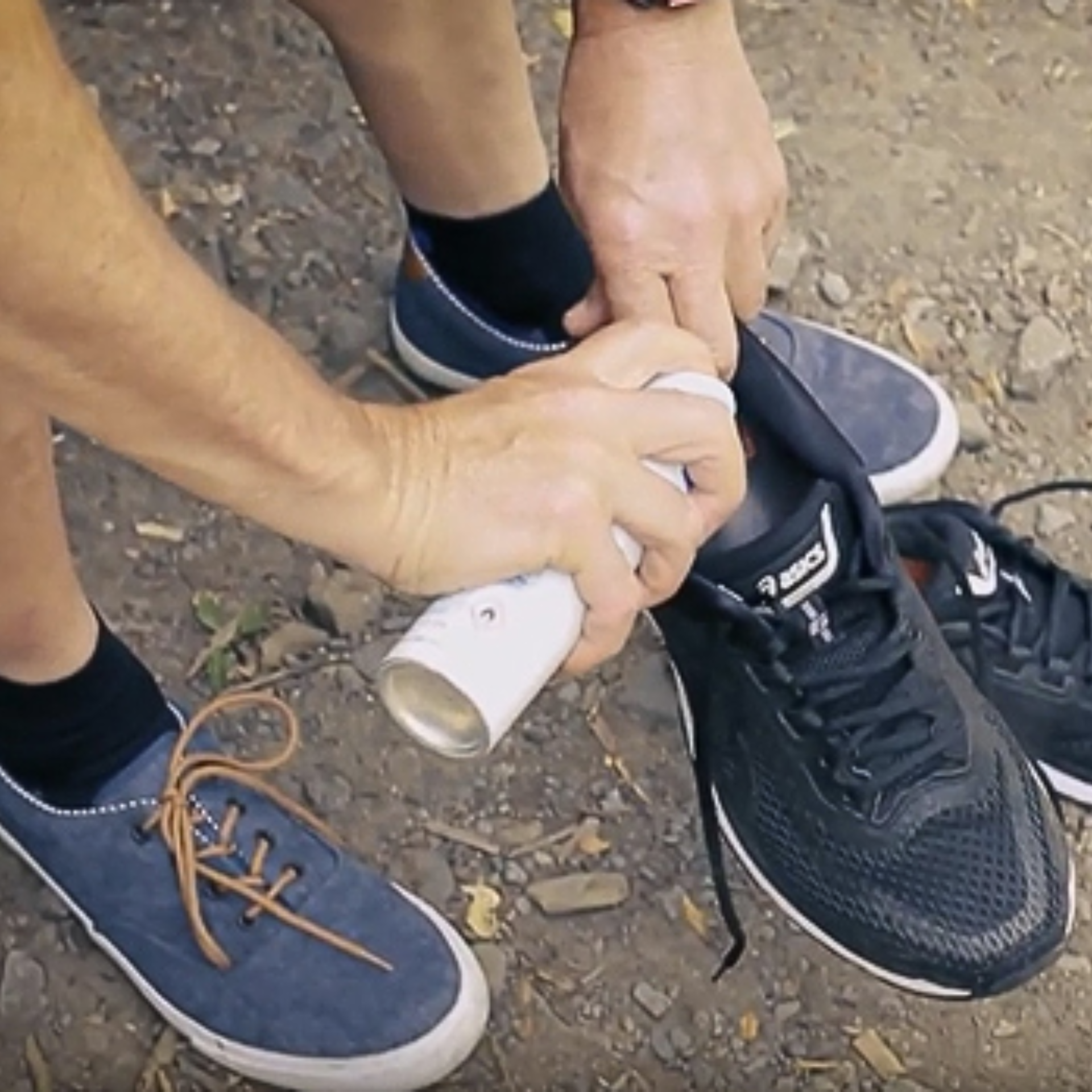 Pés suados e odor nos pés