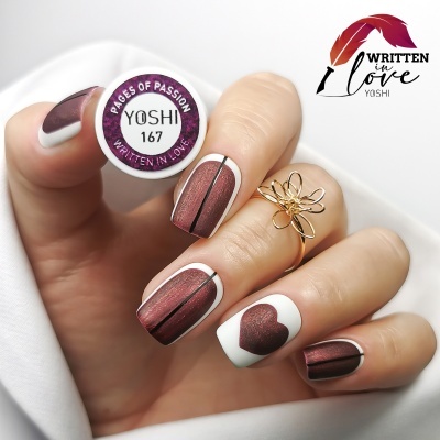 Unhas decoradas com verniz metálico castanho e detalhes em branco e preto com coração e linhas, rótulo do verniz com texto visível.