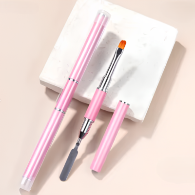 Dois pinceis de cosméticos rosa claro com detalhes em prata sobre fundo claro e azulejo branco