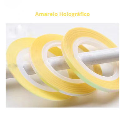 Rolos de fita adesiva amarela holográfica pendurados