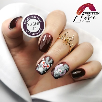 Unhas pintadas com verniz castanho e desenhos de ursos cinzentos com olhos cor-de-rosa