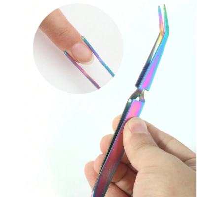 Pinça metálica com ponta curva iridescente segurando unha