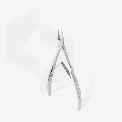 Alicates de corte em aço inoxidável prateados sobre fundo branco
