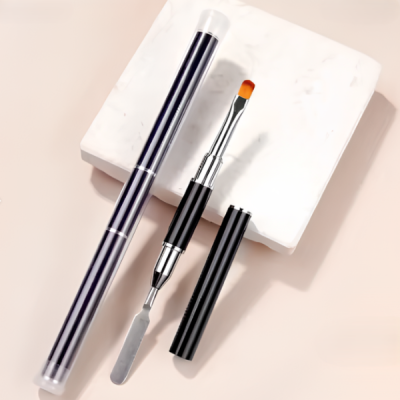 Pincel cosmético bicolor com espátula sobre base branca marmorizada