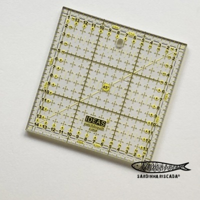 Régua quadrada transparente com medidas e texto impresso