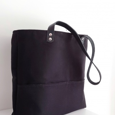 Mala tote preta em tecido com duas alças pretas