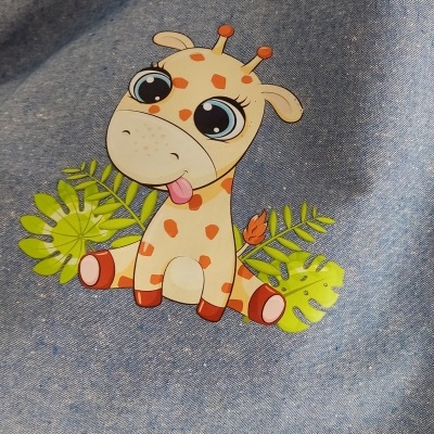 Estampa de girafa bebé divertida em tecido azul claro