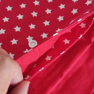 Carteira vermelha com estrelas brancas e fecho de pressão