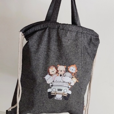 Mochila cinza escuro com desenho de animais em veículo e o texto 'Safari'