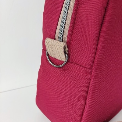 Mala pequena cor-de-rosa com fecho e argola metálica