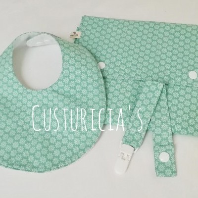 Conjunto de acessórios para bebé verdes com padrão de hexágonos brancos