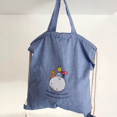 Mochila azul com cordões brancos e ilustração colorida e texto