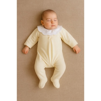 Babygrow em veludo com gola redonda e laço - Pérola/Amarelo