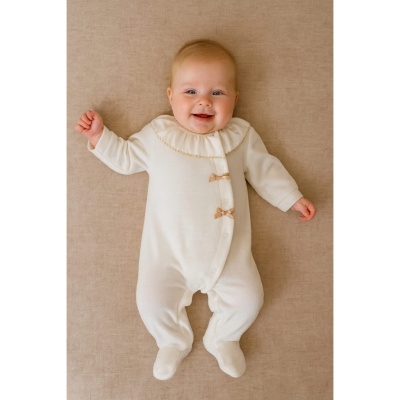 Babygrow em veludo com folho e laços - Pérola