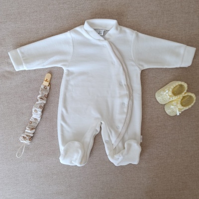 Babygrow em veludo com detalhe às riscas - Pérola