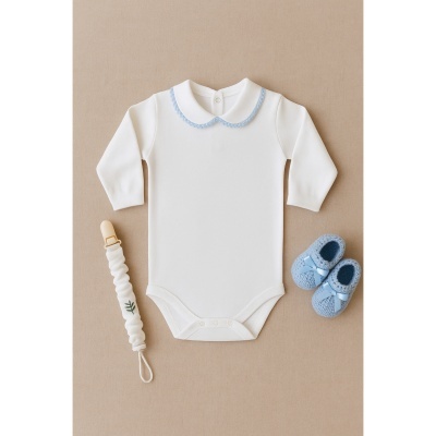 Body com detalhes azul claro