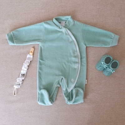 Babygrow em veludo com detalhe às riscas - Verde
