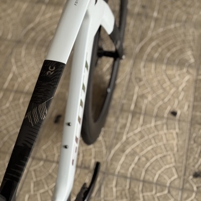 Bicicleta branca e preta Specialized com texto FOIL e RC no quadro