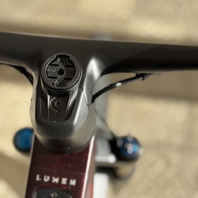 Guidão e parte superior do quadro de bicicleta com suporte para computador e texto LUMEN