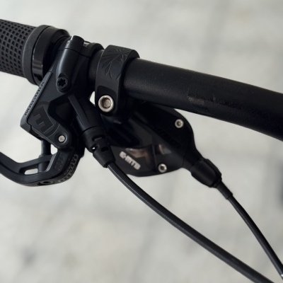 Manípulo e travão de bicicleta preto com punho emborrachado e marca MAGURA.