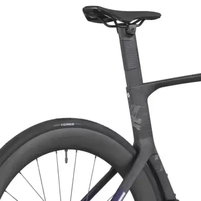 Bicicleta de estrada preta com roda traseira SCHWALBE e banco anatómico