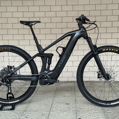 Bicicleta elétrica de montanha CUBE preta com pneus Maxxis e suspensão