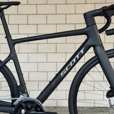 Bicicleta de estrada preta com quadro de carbono e detalhes em branco SCOTT ADDICT