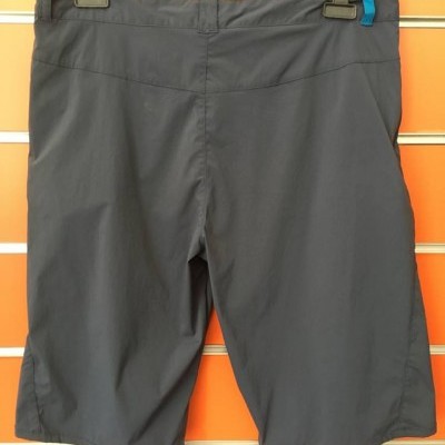 Calções cinzentos escuros pendurados