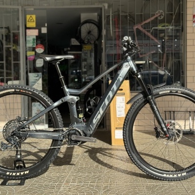 Bicicleta de montanha eletrica Scott cinzenta na loja