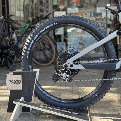 Roda traseira de bicicleta com pneu SCHWALBE MAGIC MARY e suporte SANTA CRUZ