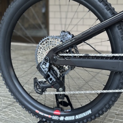 Roda traseira de bicicleta com pneu Maxxis e aro DT Swiss
