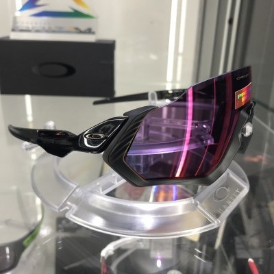 Óculos desportivos Oakley com lentes refletoras roxas e armação preta