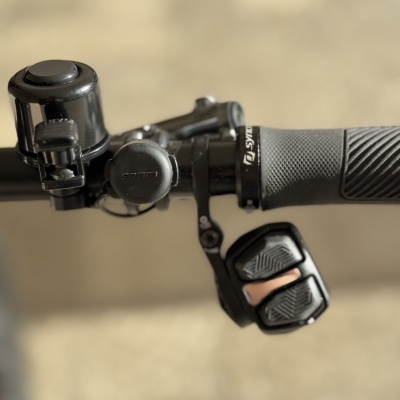 Punho de bicicleta com campainha e mudanças SRAM no guiador preto